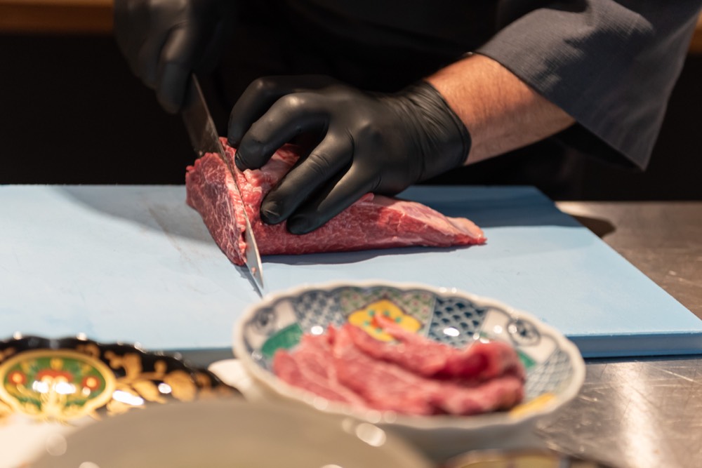 店内でお肉を切り分ける様子