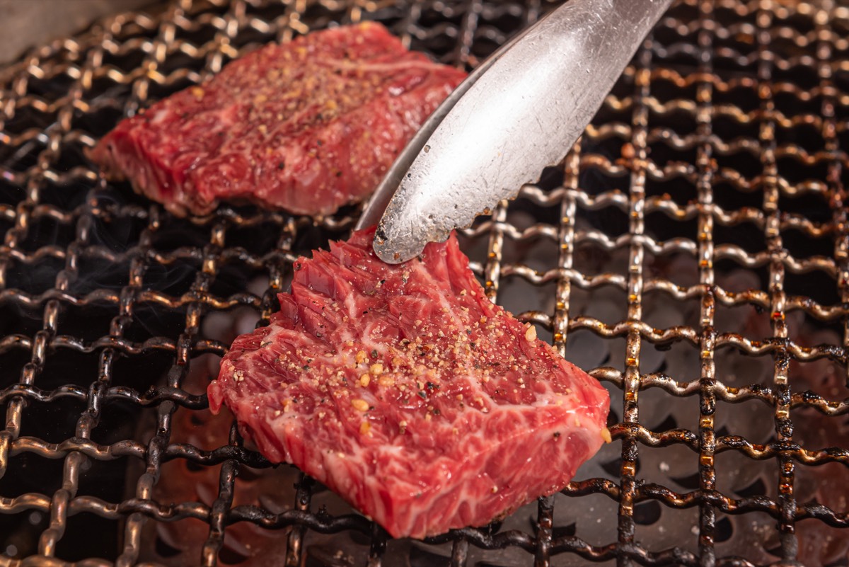 炭火の網の上で焼かれるお肉