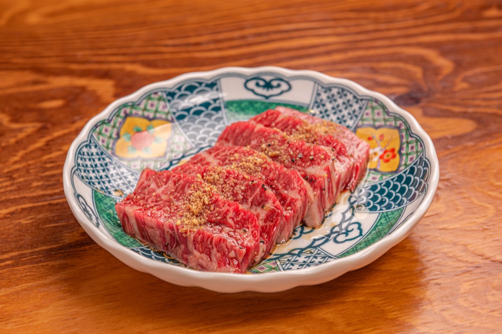 器に盛り付けたお肉